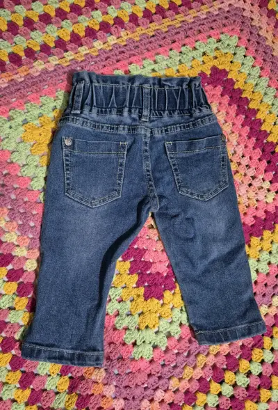 Pantalones de mezclilla para niños con diseño bordado - miniatura 3