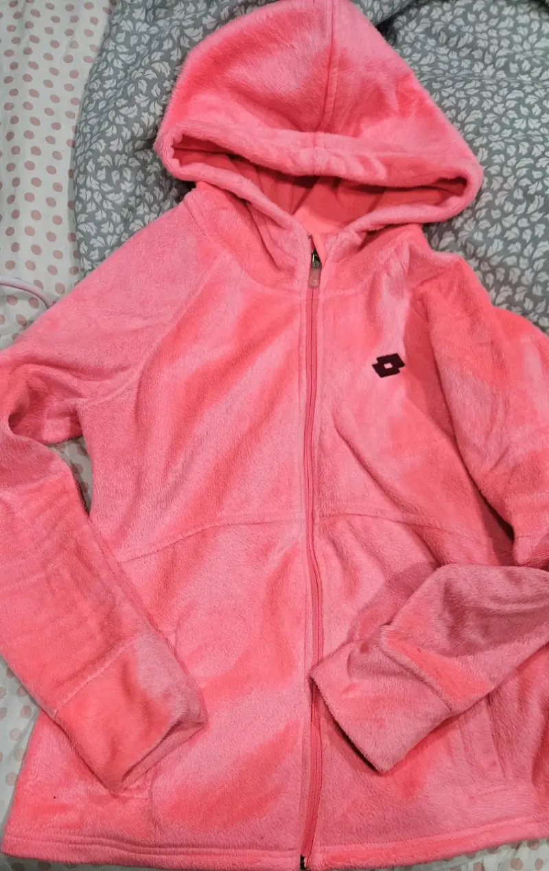 Polerón de polar rosado con capucha