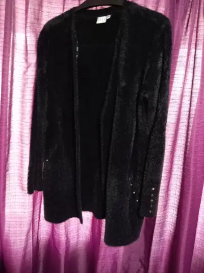 Cardigan negro de mujer con botones decorativos - miniatura 1