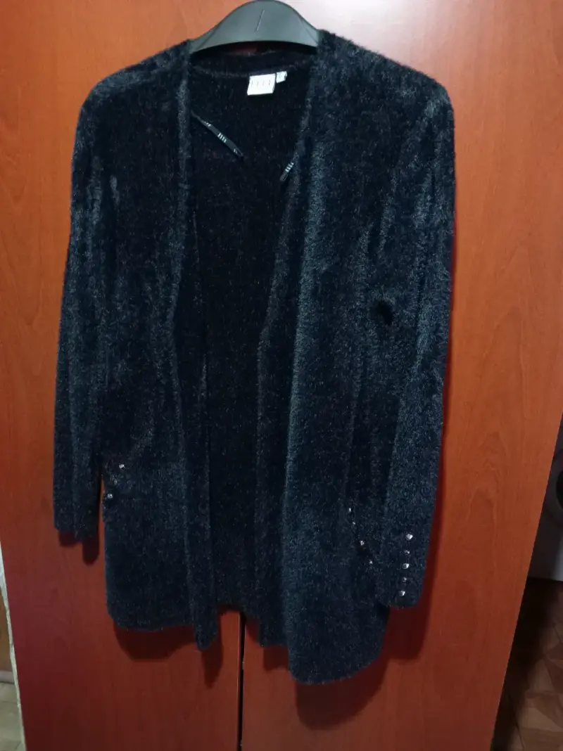 Cardigan negro de mujer con botones decorativos - 2