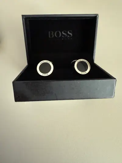 Elegantes gemelos Hugo Boss en caja original - miniatura 1