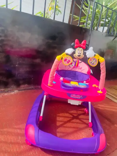 Andador para bebé Minnie Mouse rosa y morado - miniatura 1