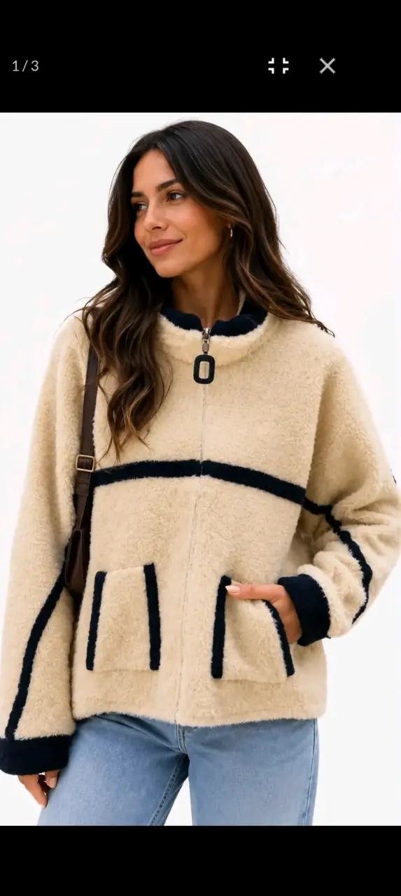 Chaqueta beige con detalles negros