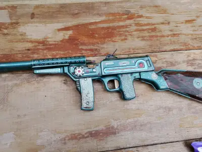 Rifle de juguete vintage de hojalata - miniatura 2
