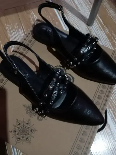 Zapatos de mujer negros con tachas - miniatura 1