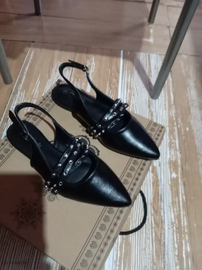 Zapatos de mujer negros con tachas - 2