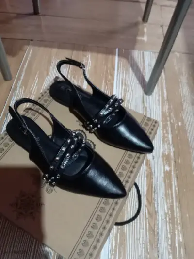 Zapatos de mujer negros con tachas - miniatura 2