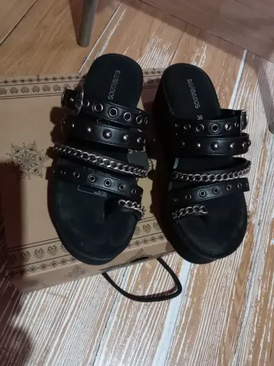 Sandalias negras con cadenas y tachuelas Barbados - miniatura 1