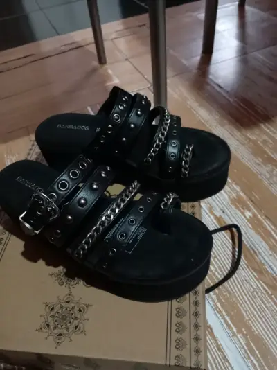 Sandalias negras con cadenas y tachuelas Barbados - miniatura 2