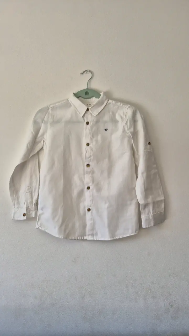 Camisa blanca de niño con botones
