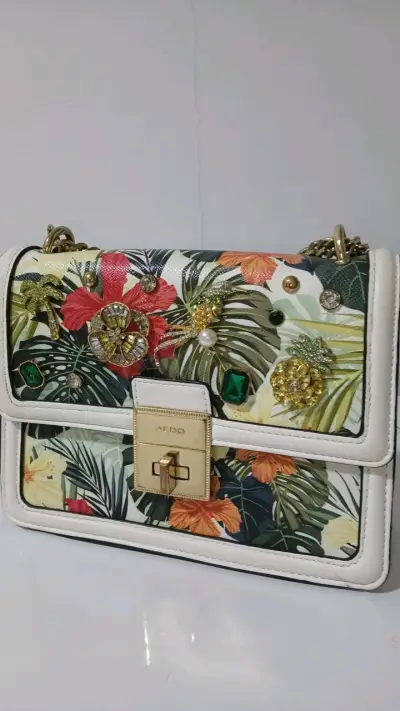 Cartera Aldo con diseño floral y cadena dorada - miniatura 4