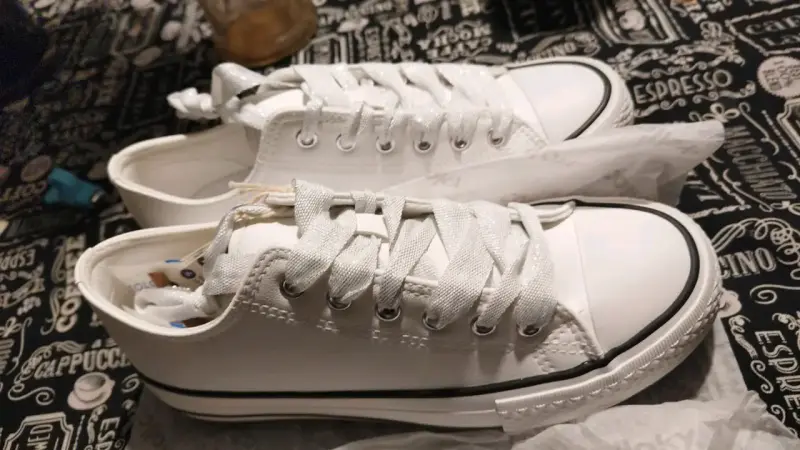 Zapatillas blancas de lona estilo casual
