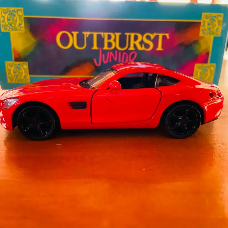 Auto de juguete rojo Mercedes AMG - 1