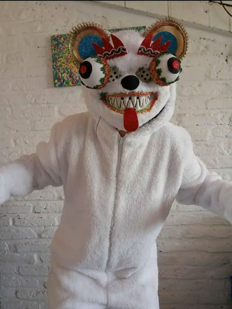 Disfraz de oso blanco con máscara colorida