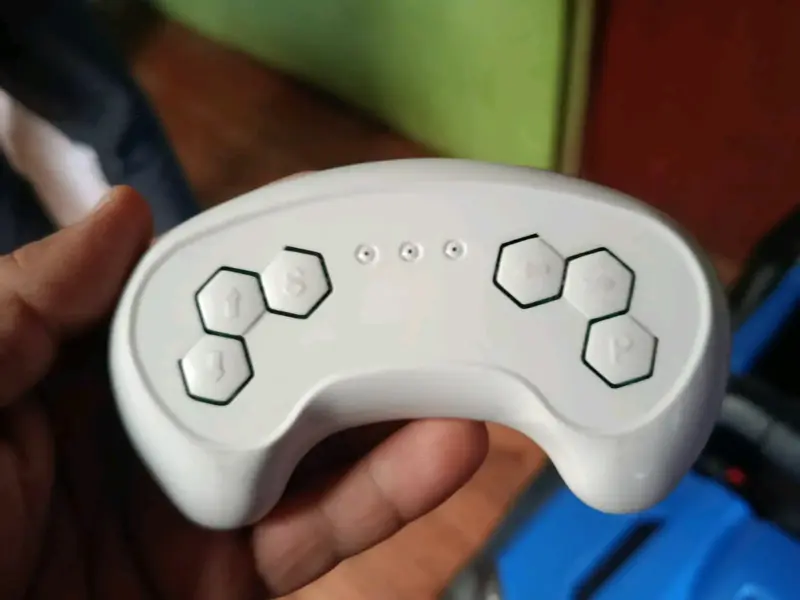 Auto eléctrico para niños 4x4 con control remoto - 4