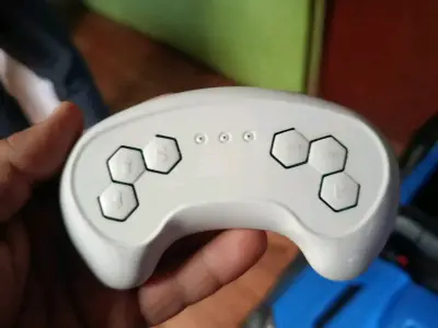 Auto eléctrico para niños 4x4 con control remoto - miniatura 4