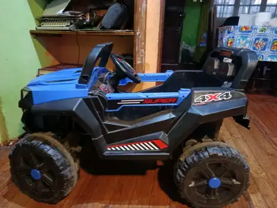 Auto eléctrico para niños 4x4 con control remoto - miniatura 6