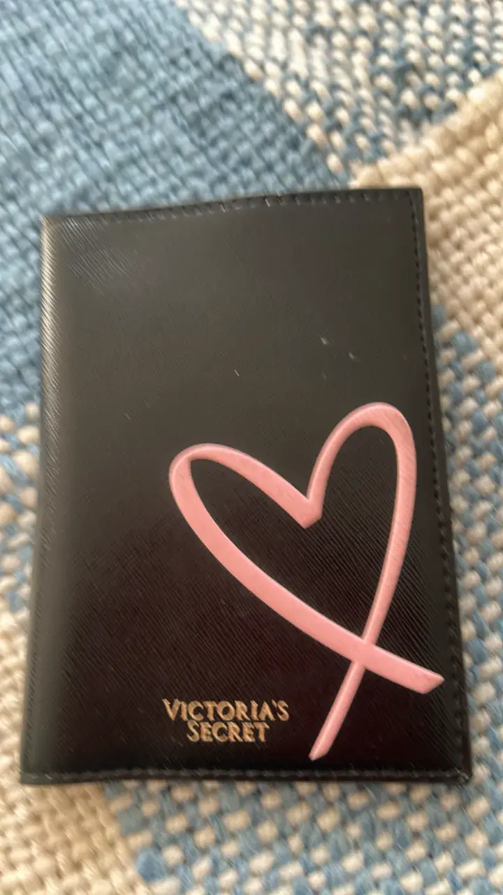 Portapasaporte Victoria's Secret negro con diseño de corazón - 1