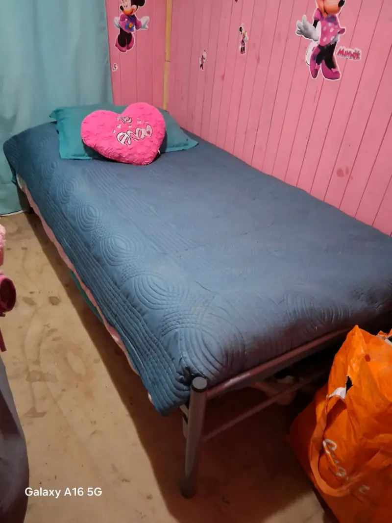 Cama individual con colchón y estructura metálica - 1
