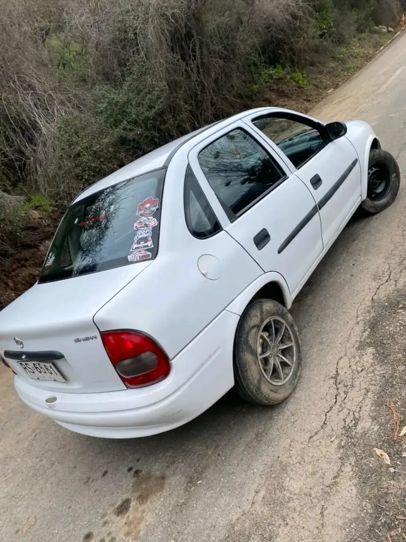 Auto Chevrolet Corsa 2001 en buen estado - 1