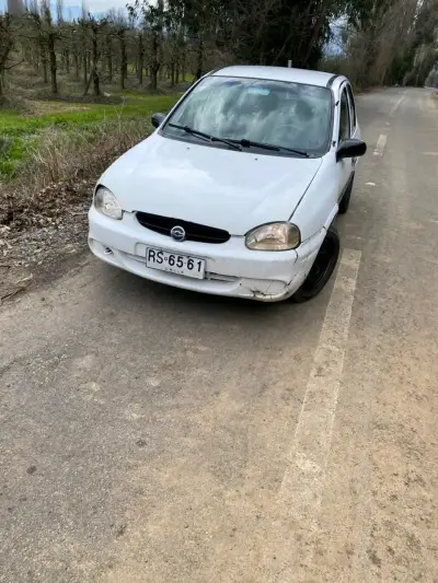 Auto Chevrolet Corsa 2001 en buen estado - miniatura 2