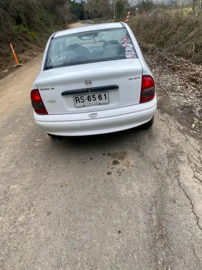 Auto Chevrolet Corsa 2001 en buen estado - miniatura 3