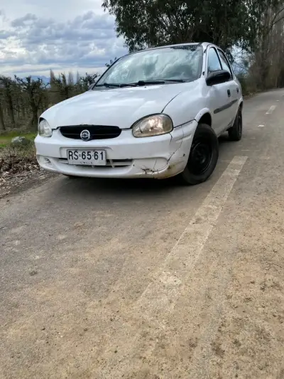 Auto Chevrolet Corsa 2001 en buen estado - miniatura 5
