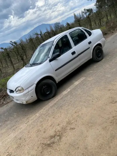 Auto Chevrolet Corsa 2001 en buen estado - miniatura 6