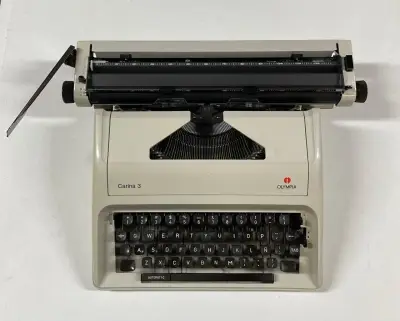 Máquina de escribir Olympia Carina 3 con estuche - miniatura 1