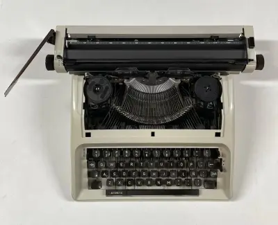 Máquina de escribir Olympia Carina 3 con estuche - miniatura 2