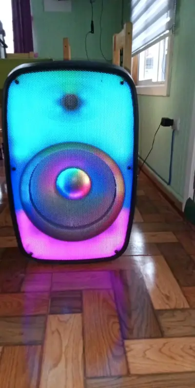 Parlante portátil con luces LED - miniatura 1