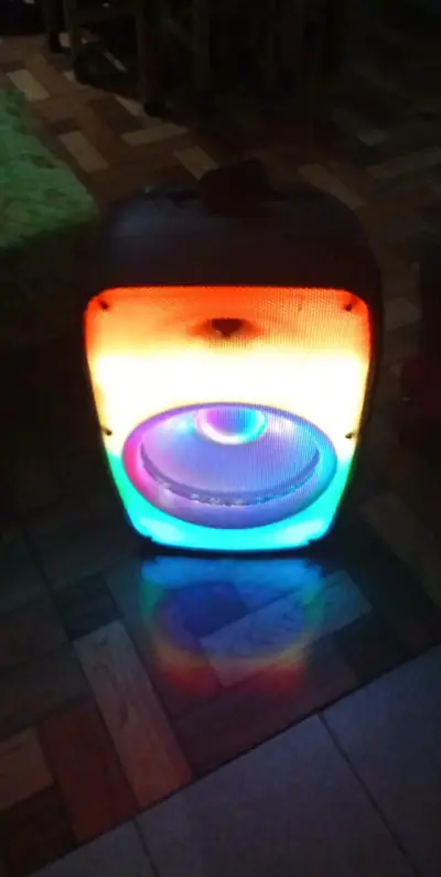 Parlante portátil con luces LED - miniatura 4