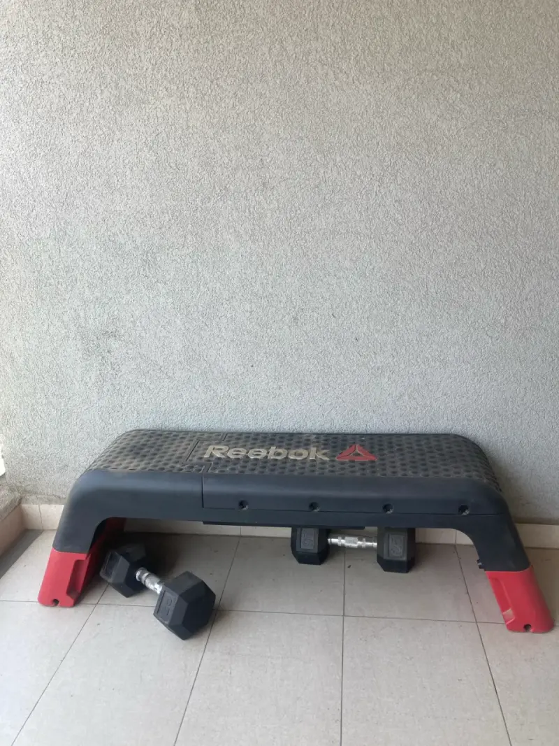 Banco de ejercicios Reebok y pesas - 1