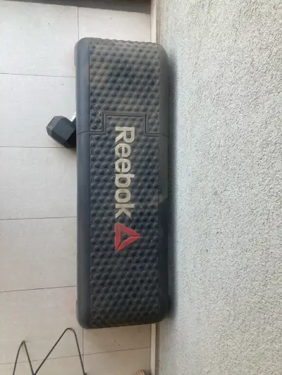 Banco de ejercicios Reebok y pesas - miniatura 2