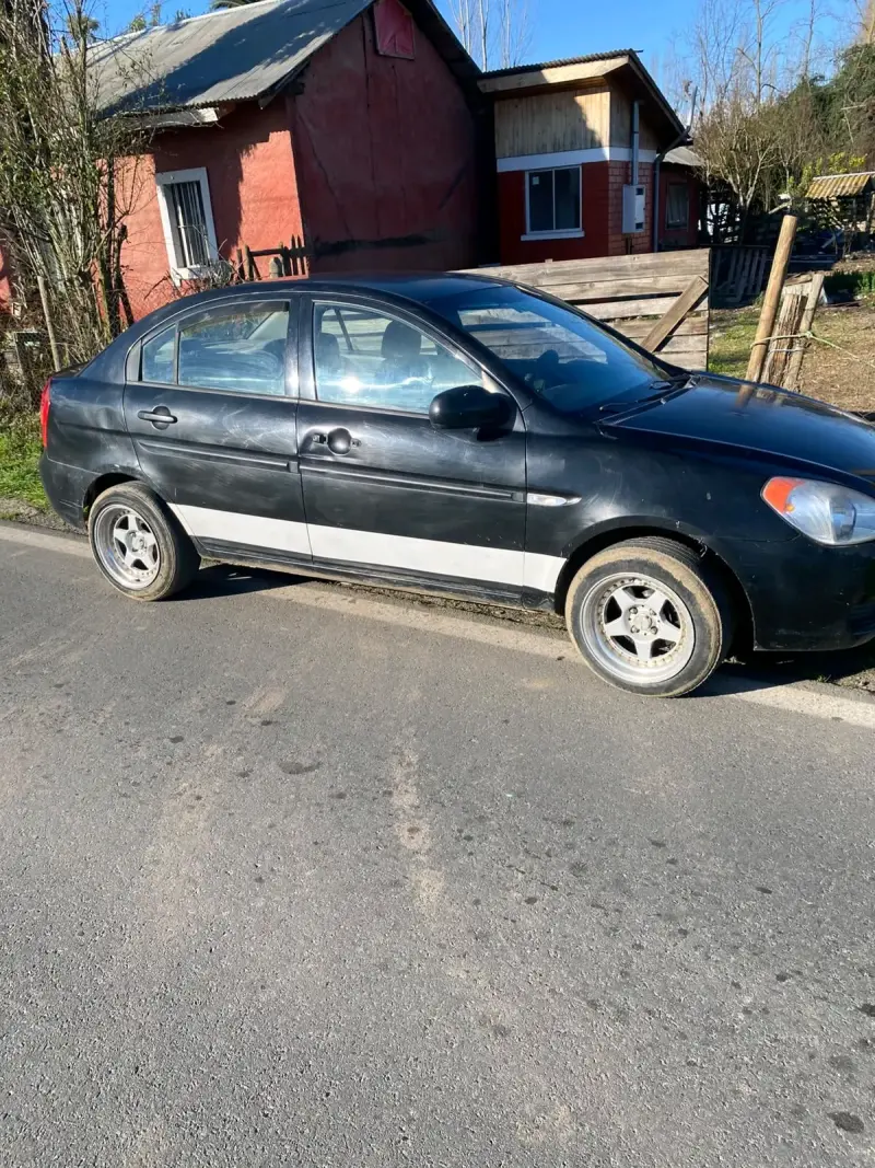 Hyundai Accent 2010 en buen estado - 2