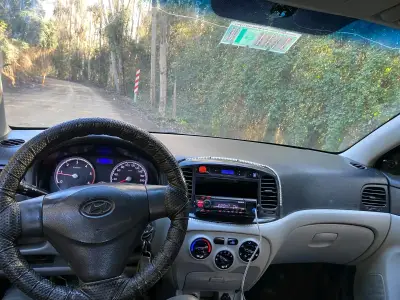Hyundai Accent 2010 en buen estado - miniatura 4