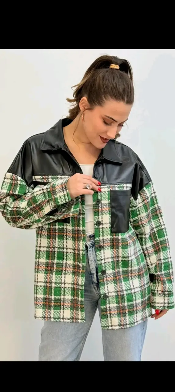 Chaqueta de cuadros verde con detalles de cuero