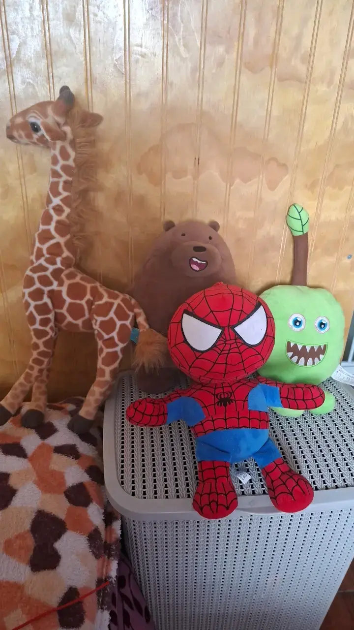 Peluches variados de animales y superhéroe