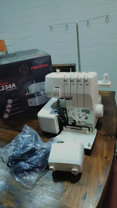 Máquina Overlock Necchi L234A con Accesorios - miniatura 1