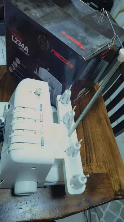 Máquina Overlock Necchi L234A con Accesorios - miniatura 2