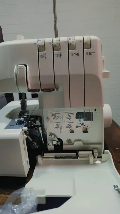 Máquina Overlock Necchi L234A con Accesorios - miniatura 3