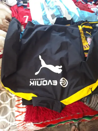 Chaqueta deportiva Puma Evonik negra y amarilla - miniatura 1