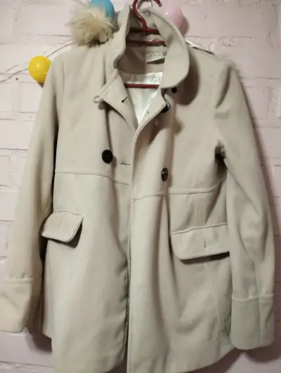 Abrigo beige con botones negros para mujer - miniatura 1