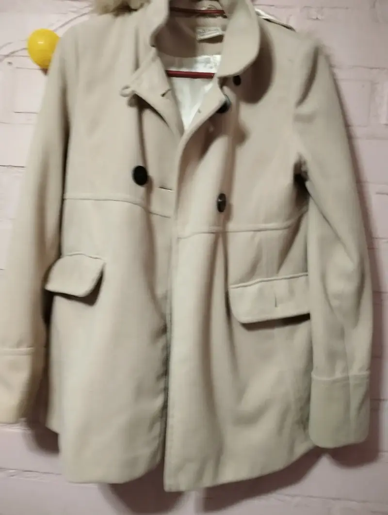 Abrigo beige con botones negros para mujer - 2