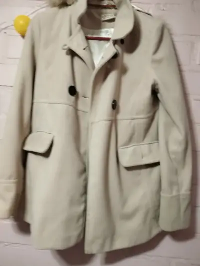 Abrigo beige con botones negros para mujer - miniatura 2