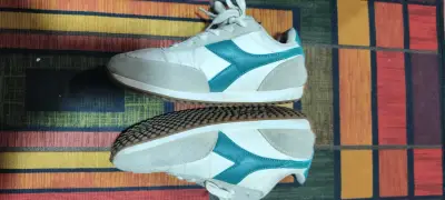 Zapatillas deportivas Diadora blancas y celestes - miniatura 2