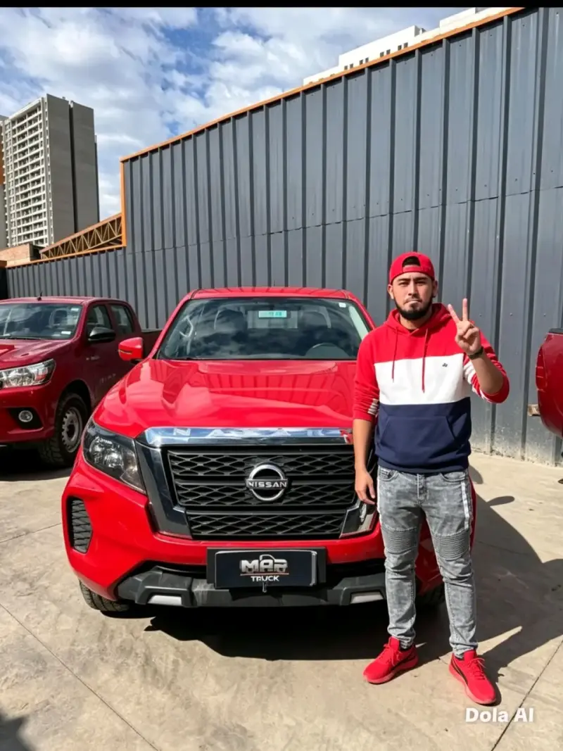 Camioneta Nissan roja en buen estado