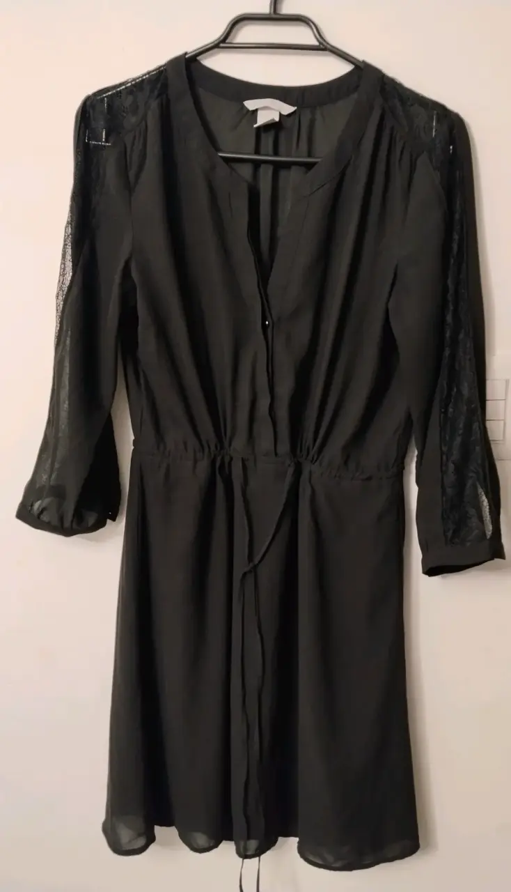 Vestido negro con encaje y kimono