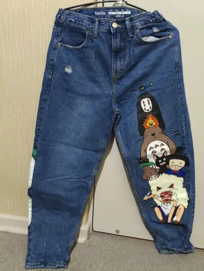 Jeans de mezclilla con diseño animado - miniatura 1