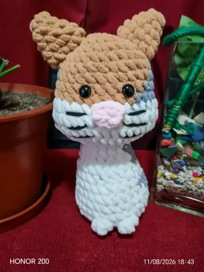 Muñeco de peluche tejido a mano - miniatura 1